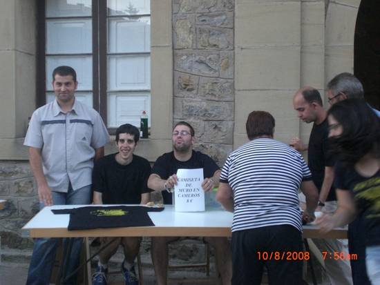 Vendiendo camisetas en las fiestas de agosto